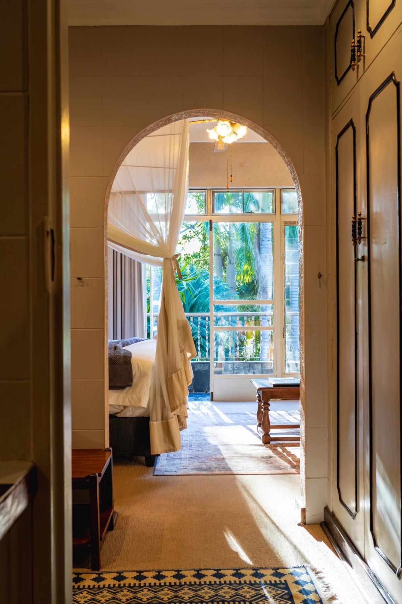 The Victorian Manor Bed & Breakfast Виктория Фолс Екстериор снимка