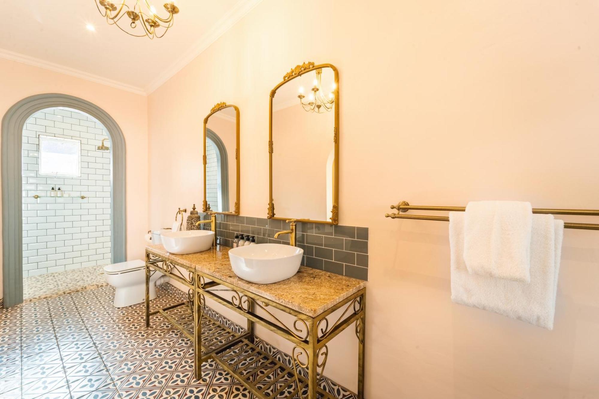 The Victorian Manor Bed & Breakfast Виктория Фолс Екстериор снимка