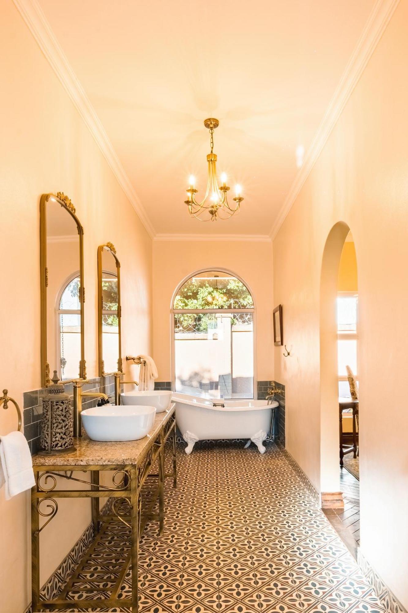 The Victorian Manor Bed & Breakfast Виктория Фолс Екстериор снимка